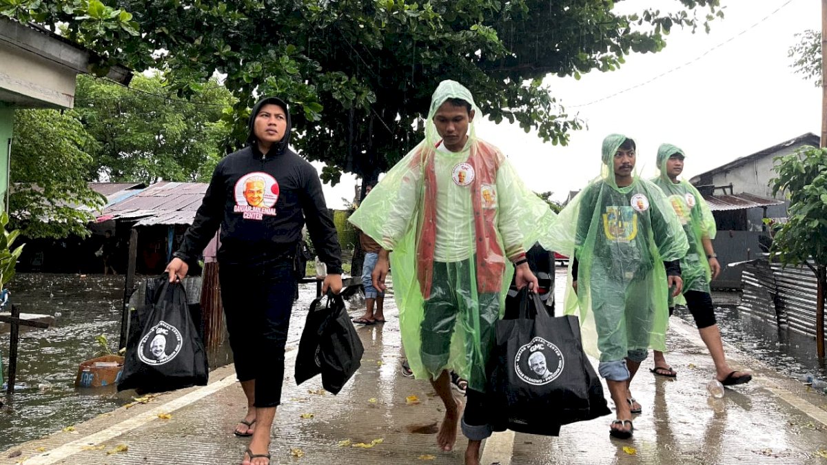 Ganjar Milenial Center Sulsel Dirikan Posko Bencana dan Bagi Bansos untuk Korban Banjir Makassar
