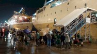 Penumpang Kapal Pelabuhan Makassar Diimbau Selalu Siaga dan Waspada Cuaca Ekstrem