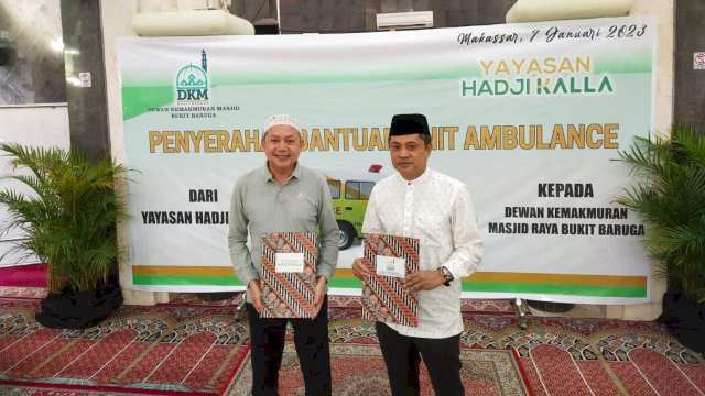 Penyerahan secara simbolis bantuan CSR ambulans di Masjid Raya Baruga (dokumen: istimewa)