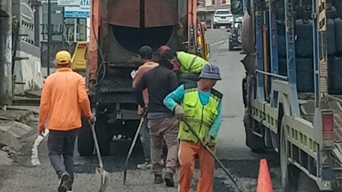 Tanggap Laporan Masyarakat, PUPR Tambal Lubang di Jalan Jenderal Sudirman