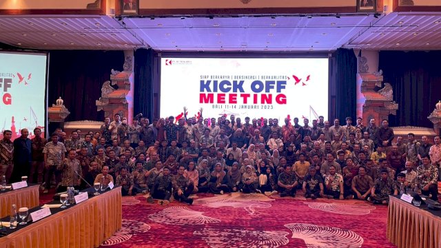 Foto bersama seluruh karyawan yang ikut kick off meeting Bumi Karsa (dokumen: istimewa)