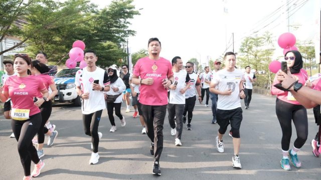 Bupati Gowa Adnan Purichta Ichsan lari bersama peserta di Gowa Run 2023 (dokumen: istimewa)