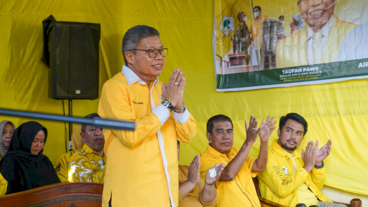 Taufan Pawe Pimpin Penyerahan Bantuan Golkar ke Warga Tertimpa Musibah di Barru