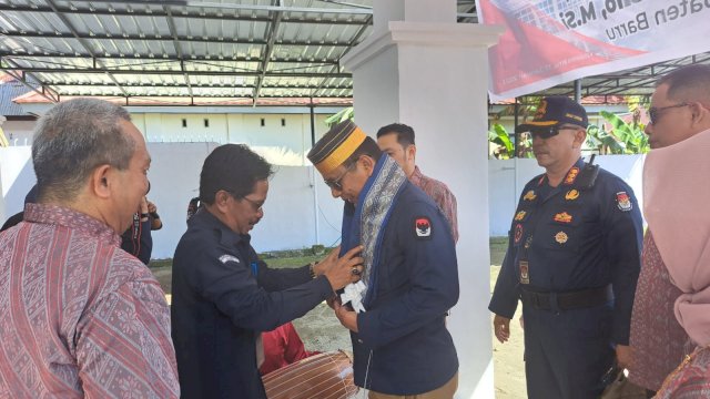 Sekjend KPU RI yang disambut dengan pengalungan Lipa Sabbe dalam kunjungannya ke KPU Barru (dokumen: istimewa)