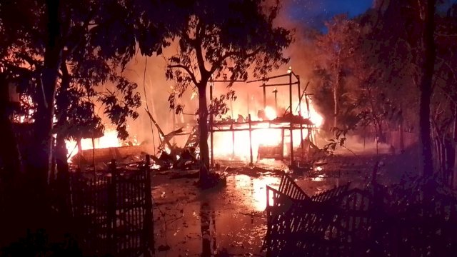 Kebakaran 3 unit rumah di Jeneponto. (Foto: Sulselsatu.com/Dedi)