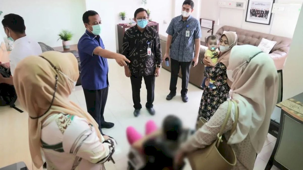 Andi Sudirman Jenguk Pasien Anak yang Mengalami Kelainan Jantung di RSCM Jakarta
