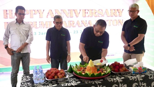 Pemotongan tumpen di Hari Ulang Tahun ke-27 Kalla Beton (dokumen: istimewa)