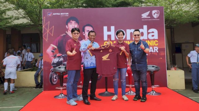 Asmo Sulsel bagi jersey PSM Makassar dalam coaching clinic PSM Makassar (dokumen: istimewa)