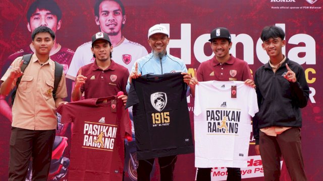 Pembagian jersey PSM Makassar saat coaching clinic di SMAN 21 Makassar (dokumen: istimewa)