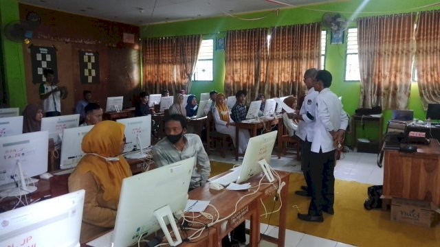 Suasana Ujian CAT (Computer Assisted Test) calon PPS di Jeneponto (Dedi/sulselsatu)