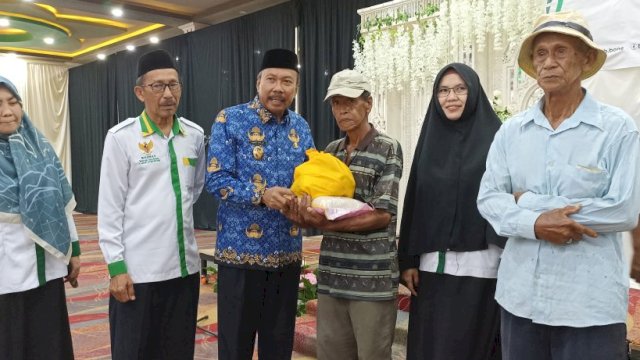 Aksi sosial Baznas Bone dalam rangka HUT ke-22 Baznas. (Foto: Ist)