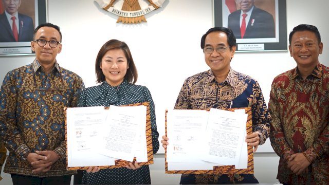 CEO PT Vale Febriany eddi bersama Rektor Unhas Jamaluddin Jompa saat menandatangi kerja sama pengembangan SDM (dokumen: istimewa).