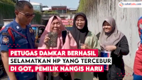 VIDEO: Petugas Damkar Berhasil Selamatkan HP yang Tercebur di Got, Pemilik Nangis Haru