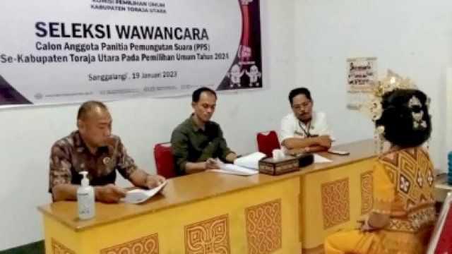Mempelai wanita di Toraja Utara tinggalkan resespsi pernikahan demi ikuti tes wawancara calon anggota PPS. (Foto: Tangkapan Layar /Instagram/infotoraja)