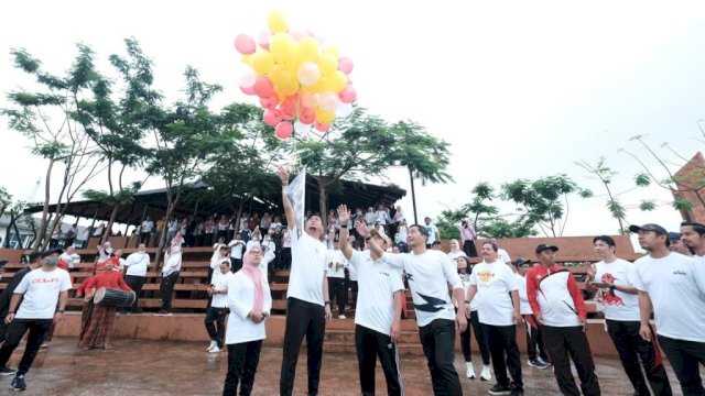 Bupati Gowa Adnan Purichta Ichsan melepas balon tanda peresmian RTH Syekh Yusuf dibuka untuk umum (dokumen: istimewa).