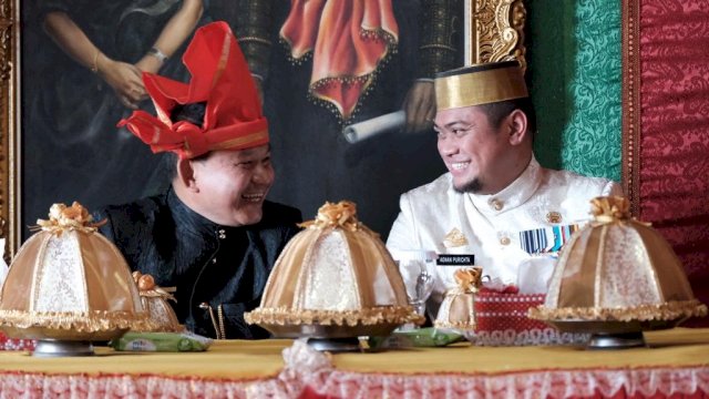 Bupati Gowa Adnan Purichta Ichsan bersama Kepala Staf Angkatan Darat (Kasad)&nbsp;Jenderal TNI Dudung Abdurachman saat acara pemberian gelar nama adat Gowa Daeng Malewa di Museum Istana Balla Lompoa, Kabupaten Gowa (dokumen: istimewa).