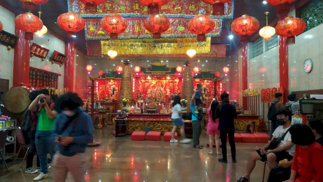 Suasana malam Imlek di Klenteng Xian Ma. (Foto: Sulselsatu.com/Muhammad Junaedi)
