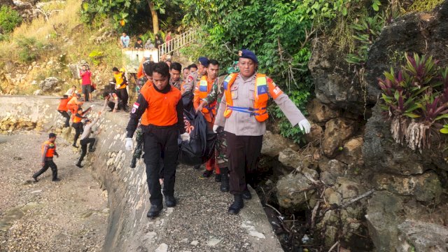 Evakuasi jadad remaja korban tenggelam di perairan Tanjung Pallete, Bone. (Foto: Ist)