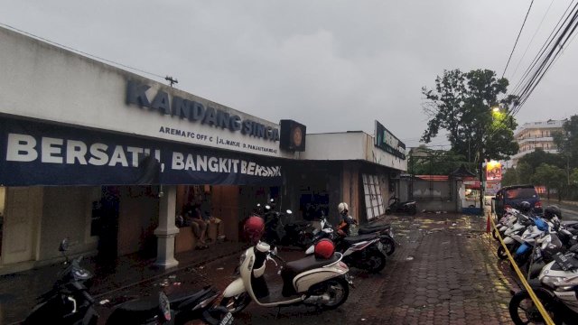 Kantor Arema FC di Jalan Majyend Pandjaitan No 42 dipasangi garis polisi usai diserang dan dirusak. (Foto: Dok.Arema FC)