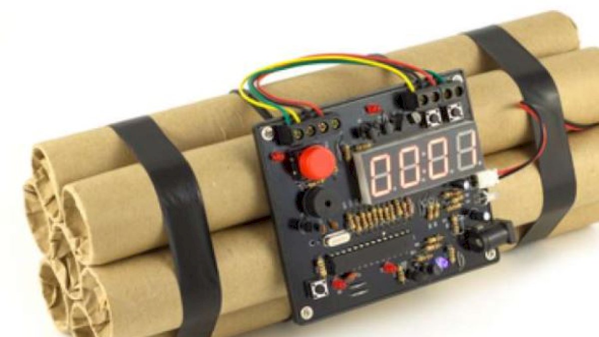 Rumah Jurnalis Senior Papua Victor Mambor Nyaris Kena Bom