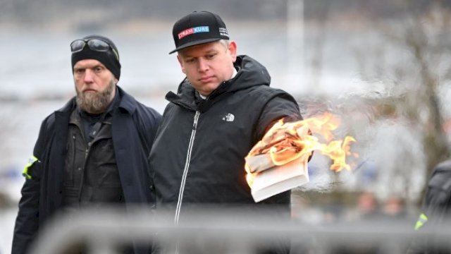 Salinan Alquran dibakar di luar Kedutaan Turki di Stockholm, Swedia. (Foto: Fredrik Sandberg/TT News Agency/via Reuters)