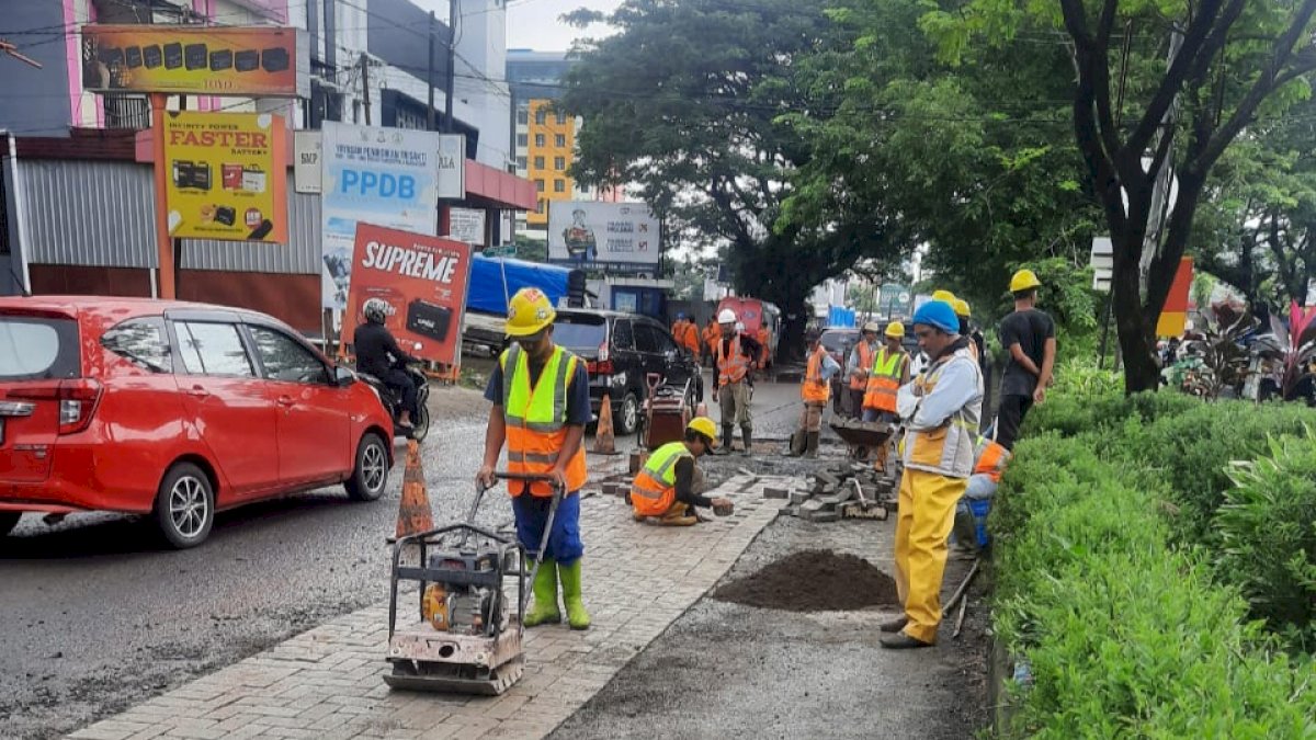 Dinas PUTR Sulsel Lakukan Penanganan Darurat Jalan Berlubang di Hertasning