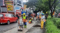 Dinas PUTR Sulsel Lakukan Penanganan Darurat Jalan Berlubang di Hertasning