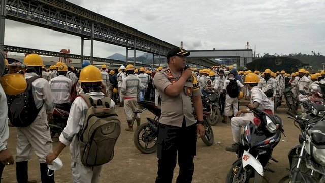 Polisi berjaga-jaga di lokasi tambang PT GNI buntut bentrok yang telan 3 korban jiwa. (Foto: Int)