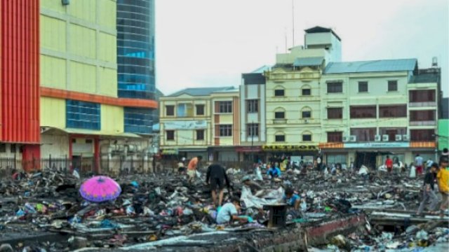 931 kios di Blok B Pasar Sentral Makassar terbakar. (foto: ist)