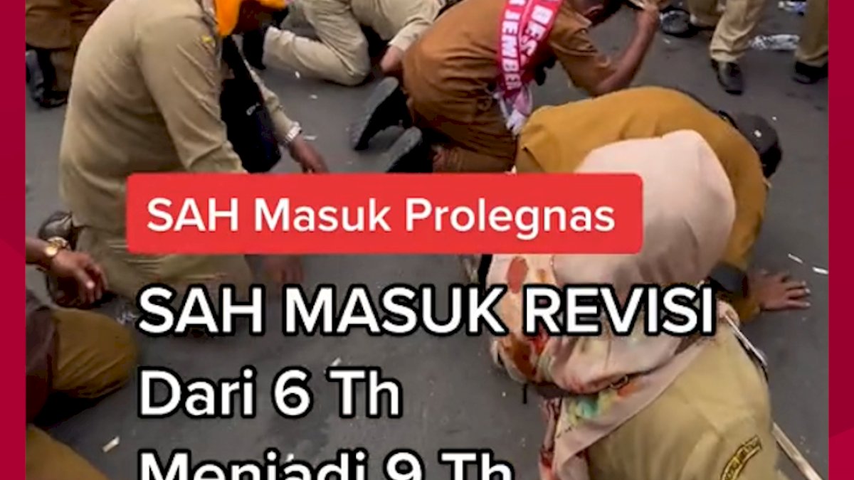 VIDEO: Usai Demo Minta Perpanjangan Jabatan, Sejumlah Kades Sujud Syukur