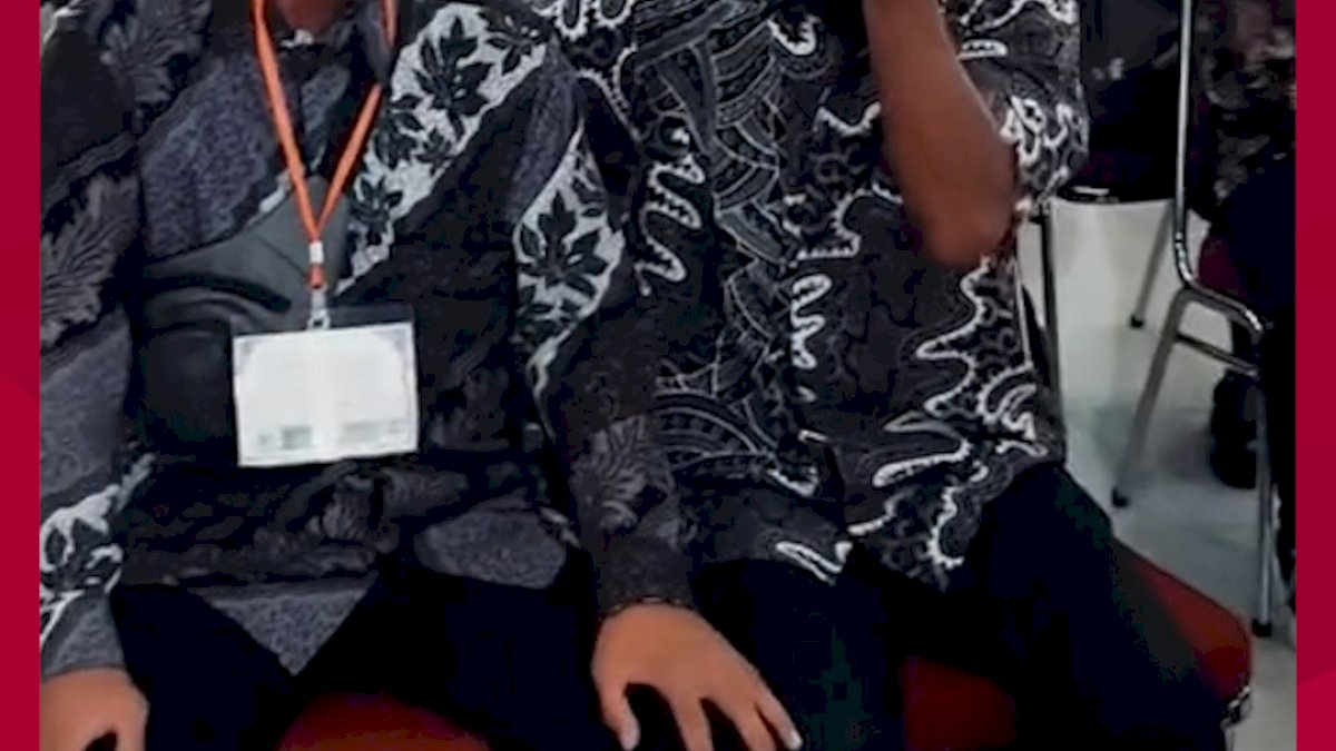 VIDEO: Bangga Anaknya Jadi Polisi, Sang Ayah yang Berprofesi Buruh Bangunan Nangis Haru