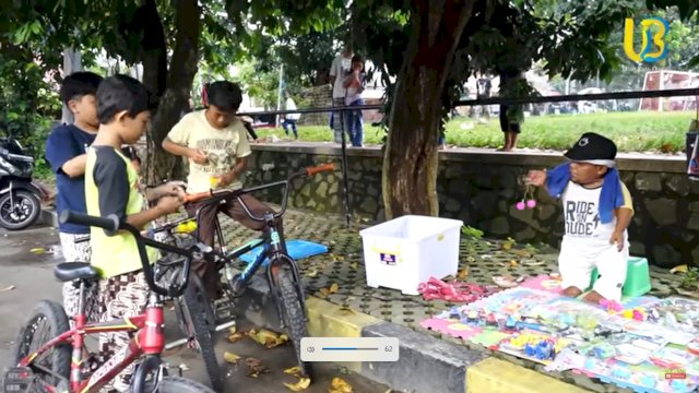 Ucok Baba dagang lato-lato di trotoar. (Foto: tangkapan layar/ucokbabaofficial)