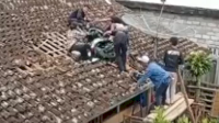 VIDEO: Motor BeAt Nyangkut sampai Atap Rumah, Diduga Gegara Rem Blong