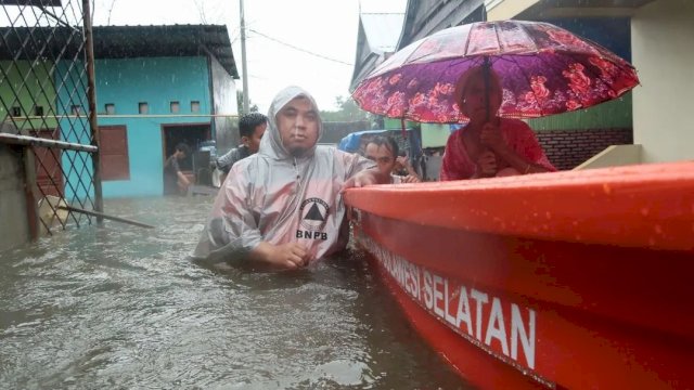 Tim BPBD Sulsel evakuasi warga terdampak banjir. (Foto: Ist)