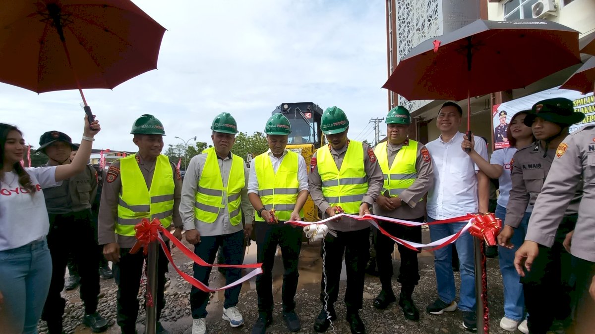 Kalla Salurkan Program CSR Pengaspalan di Mako Ditsamapta Polda Sulsel