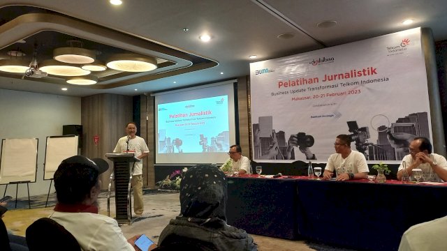 Komisaris Telkom Indonesia Rizal Mallarangeng dalam pembukaan pelatihan jurnalistik di Makassar (Sri Wahyu Diastuti / Sulselsatu.com) 