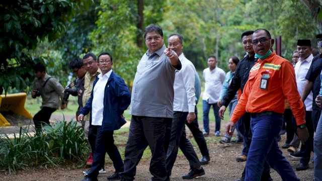 Menko Perekonomian Airlangga Hartarto saat berkunjung ke Sorowako Luwu Timur (dokumen: istimewa)