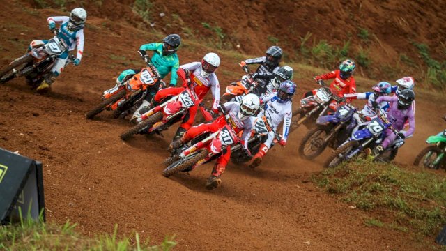 Crosser Astra Honda yang balap di posisi depan (dokumen: istimewa)