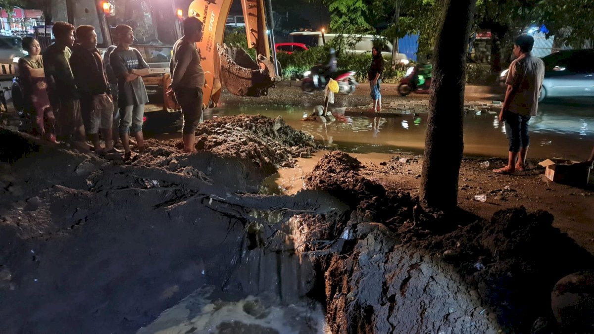 Dinas PUTR Sulsel Gerak Cepat Bersihkan Saluran Drainase dan Genangan di Jalan Hertasning