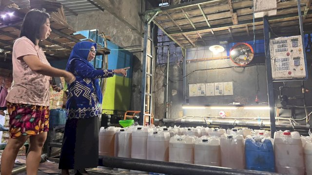 Sekda Gowa Kamsina pantau ketersediaan stok minyak goreng di salah satu distributor Kabupaten Gowa (dokumen: istimewa)