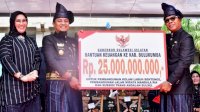 Gubernur Sulsel Serahkan Bantuan Keuangan Rp25 Miliar untuk Bulukumba