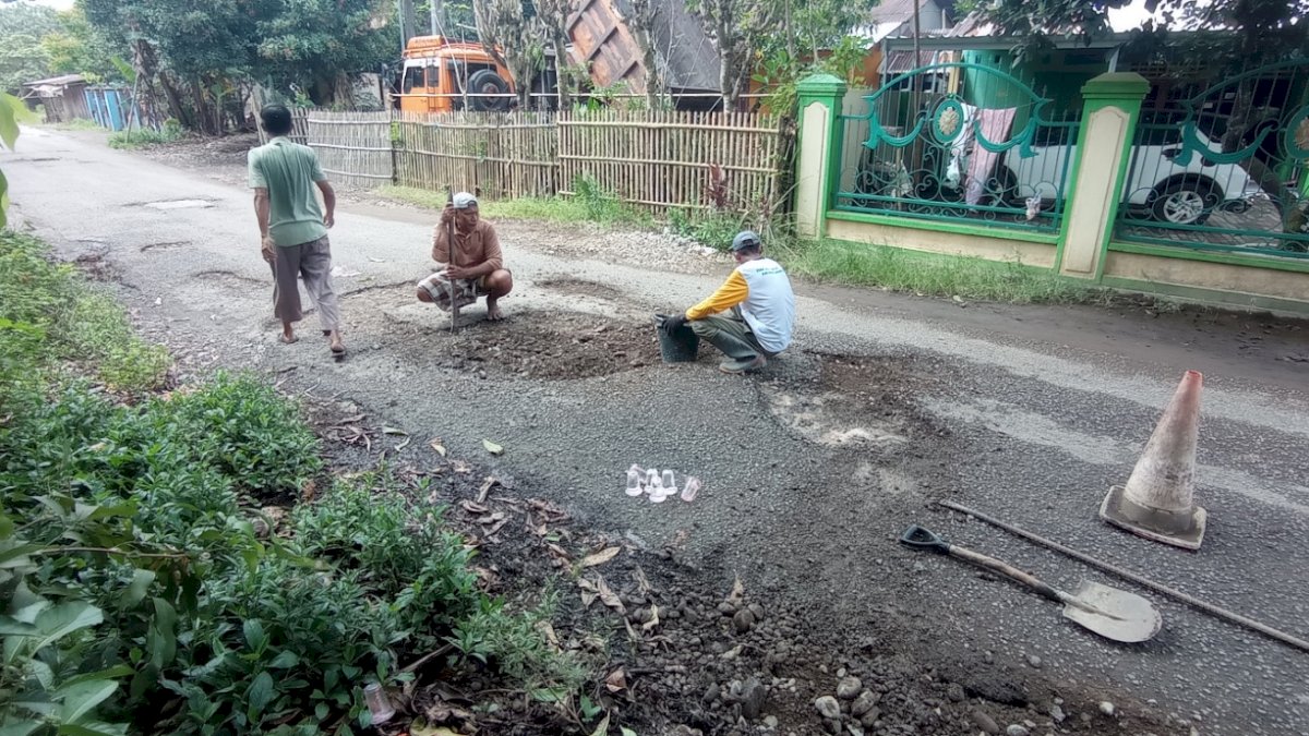 Politisi Gerindra Gowa Pakai Uang Pribadi Perbaiki Jalan Rusak di Borongloe