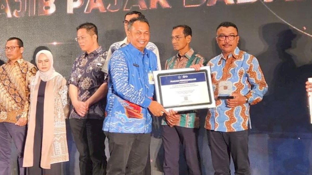Bank Sulselbar Terima Penghargaan Atas Kontribusi Pembayaran Pajak Terbesar 2022