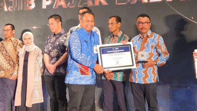 Dirut Bank Sulselbar Yulis Suandi menerima penghargaan dari DJP Sulselbartra (dokumen: istimewa)