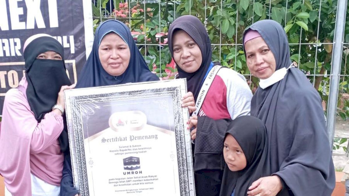 Tangis Darwasih yang Dapatkan Hadiah Umroh di Jalan Sehat Anak Rakyat