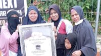 Tangis Darwasih yang Dapatkan Hadiah Umroh di Jalan Sehat Anak Rakyat