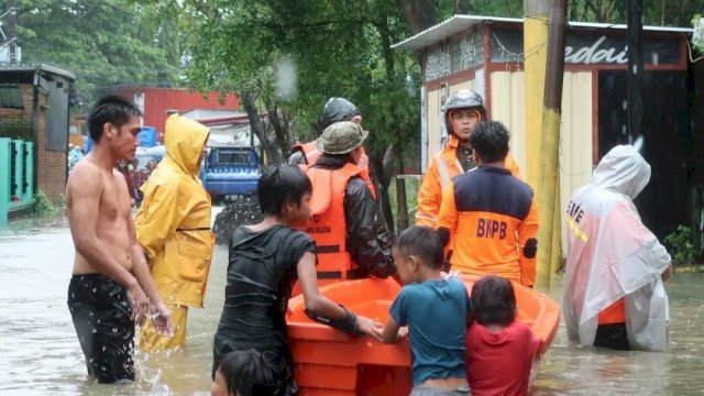 BPBD Sulsel terjunkan perahu taktis untuk mengevakuasi warga terjebak banjir. (Foto: Ist)
