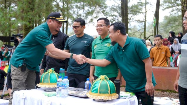 Bupati Gowa Adnan Purixhta Ichsan saat bersalaman dengan Gubernur Sulsel Andi Sudirman Sulaiman yang ikut jalan santai HUT PPP ke-50 di Malino (dokumen: istimewa)