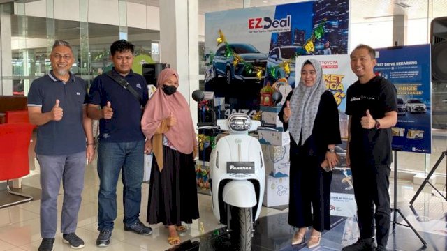 Pelanggan Kalla Toyota yang berhasil memenangkan doorprize satu unit motor Benelli (dokumen: istimewa)