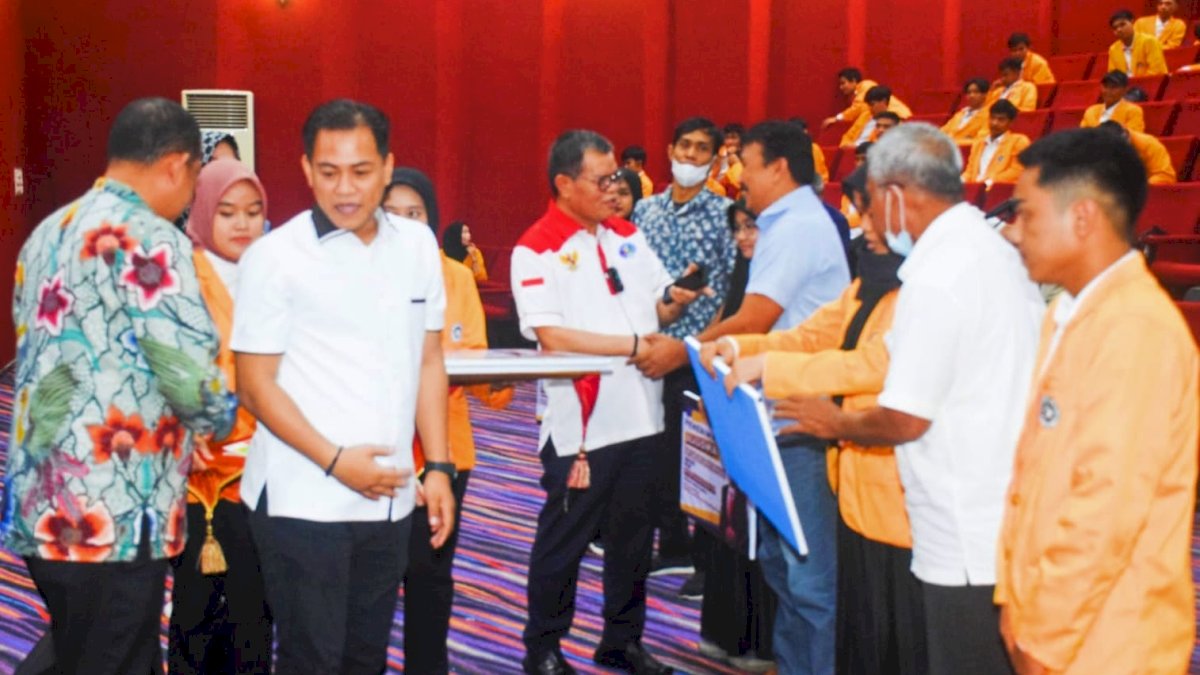 Rektor UNM Bersama Anggota DPR RI Serahkan 157 Beasiswa KIP